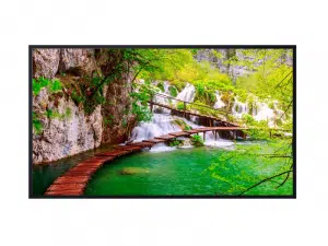Holzbrücke "Naturidyll" über einen klaren, grün schimmernden Fluss mit kleinen Wasserfällen und üppigem Grün im Hintergrund - eine traumhafte Naturkulisse, ideal zum Kaufen oder Mieten für entspannte Stunden in der Natur.