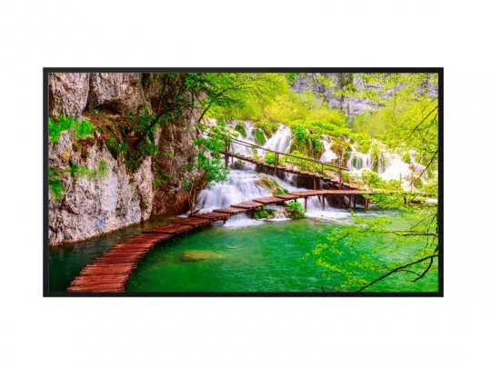 Holzbrücke "Naturidyll" über einen klaren, grün schimmernden Fluss mit kleinen Wasserfällen und üppigem Grün im Hintergrund - eine traumhafte Naturkulisse, ideal zum Kaufen oder Mieten für entspannte Stunden in der Natur.