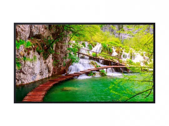 Holzbrücke über leuchtend grünes Wasser, umgeben von üppigem Grün und kleinen Wasserfällen vor Felsklippen - ideales Natur-Refugium zum Kaufen oder Mieten für Ruhe suchende Menschen.