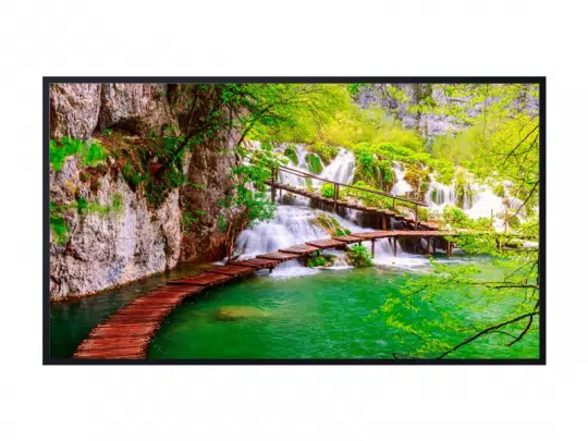 Holzbrücke in Bogenform über smaragdgrünes Wasser mit Wasserfällen und üppigem Grün; felsige Klippen und dichte Vegetation schaffen eine idyllische, ruhige Naturkulisse - ideal für alle, die ein naturnahes Domizil kaufen oder mieten möchten.