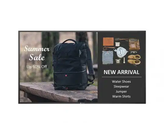 Digitales Schild zeigt "Summer Sale bis zu 60 % Rabatt" mit einem schwarzen Rucksack auf einer Bank. Rechts werden unter "New Arrival" neue Accessoires und Kleidung wie Wasserschuhe, Schlafanzüge, Pullover und warme Hemden zum Mieten oder Kaufen präsentiert.