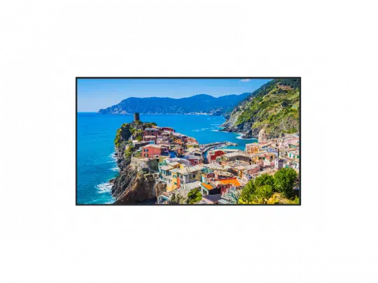 Produktbild-Alt-Text: Buntes Küstendorf auf steilen Felsen am blauen Meer, umgeben von grünen Hügeln und fernen Bergen unter klarem Himmel - ideales Immobilienobjekt zum Kaufen oder Mieten in traumhafter Lage.