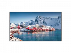 Rote Holzhäuser am Wasser, umgeben von schneebedeckten Bergen unter blauem Himmel - ein idyllisches Winterpanorama, ideal als Feriendomizil zu kaufen oder zu mieten.