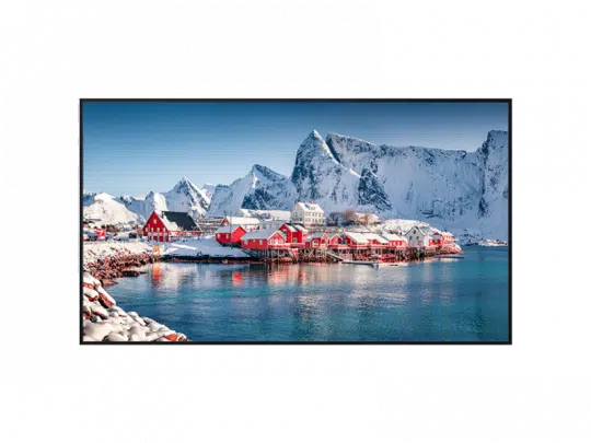 Rote Holzhäuser am Wasser, umgeben von schneebedeckten Bergen unter blauem Himmel - ein idyllisches Winterpanorama, ideal als Feriendomizil zu kaufen oder zu mieten.