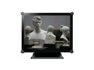 Computer-Monitor mit Darstellung von vier weißen, klassischen Büsten, die in verschiedene Richtungen blicken; elegantes Kunstobjekt für stilvolle Räume - ideal zum Mieten oder Kaufen.