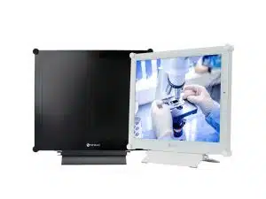Zwei medizinische Monitore nebeneinander, links ein ausgeschalteter Monitor, rechts ein eingeschalteter Monitor (verfügbar zum Kaufen oder Mieten) mit einer Nahaufnahme von behandschuhten Händen, die in einem Labor ein Mikroskop bedienen.