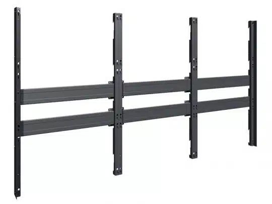 Schwarze Metall-Wandhalterung mit drei vertikalen Schienen und zwei horizontalen Streben, speziell entwickelt zur stabilen Befestigung großer Geräte oder mehrerer Bildschirme. Ideal für professionelle Anwendungen, bei denen ein stabiles Halterungssystem benötigt wird. Das Produkt ist vor weißem Hintergrund abgebildet.