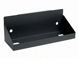 Schwarzer Wand-Organizer aus Metall mit abgeschrägter Front, ideal zum Aufbewahren von Post oder Dokumenten; Produkt mit zwei runden Befestigungslöchern und rechteckigen Aussparungen unten für einfache Montage - zur Miete oder zum Kauf erhältlich.