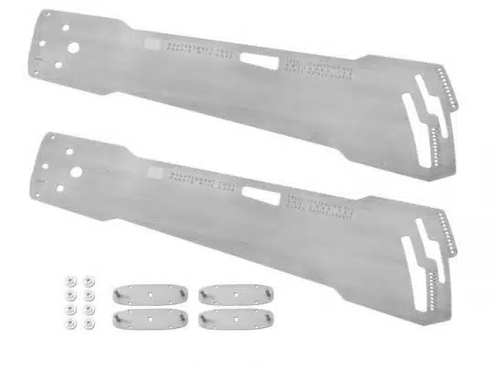 Zwei flache, silberne Metallwerkzeuge des Produkts "XYZ Montagehilfe" mit Aussparungen und graviertem Schriftzug, dazu passende kleine Schrauben und Metallplatten, ordentlich auf weißem Hintergrund arrangiert - jetzt Montagehilfe kaufen oder mieten für Ihr nächstes Projekt.