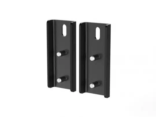 Zwei schwarze Metallwinkel mit herausstehenden zylindrischen Stiften und je einem ovalen Befestigungsloch, stehend vor weißem Hintergrund - perfekt als robuste Wandhalterungen für vielseitige Montagemöglichkeiten.