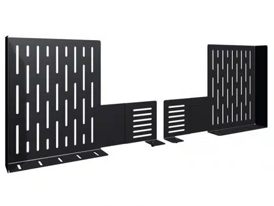 Zwei schwarze, verstellbare Metall-Buchstützen mit L-förmigen Standfüßen und mehreren vertikalen sowie horizontalen Schlitzen für optimale Belüftung und modernes Design - ideal zum Ordnen von Büchern im Regal, zum Kaufen oder Mieten.