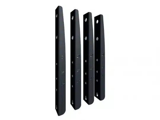 Vier schwarze Metallwinkel der Marke Four, nebeneinander stehend. Jeder Winkel hat mehrere Löcher und eingravierte Zahlen auf einer Seite. Die stabilen, nach oben schmaler werdenden Montagewinkel eignen sich ideal zum Mieten oder Kaufen, z.B. für den flexiblen Aufbau von Regalen oder Strukturen.