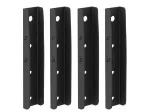 Vier schwarze Metallwinkel (Brackets) stehen aufrecht nebeneinander; jeder Winkel besitzt mehrere Bohrungen und ist mit den Markierungen "75" und "55" versehen-ideal zum Mieten oder Kaufen für Bau- oder Montageprojekte.