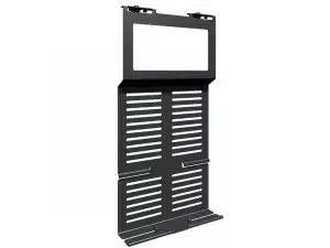 Schwarze Metall-Montagehalterung mit horizontalen Lüftungsschlitzen und rechteckigem Ausschnitt oben, ideal zur Installation von elektronischen Geräten; das Montagemodul ist hochwertig verarbeitet und kann gekauft oder gemietet werden.