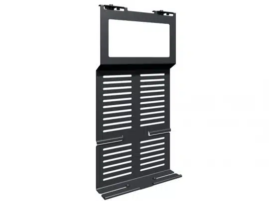 Schwarze Metall-Montagehalterung mit horizontalen Lüftungsschlitzen und rechteckigem Ausschnitt oben, ideal zur Installation von elektronischen Geräten; das Montagemodul ist hochwertig verarbeitet und kann gekauft oder gemietet werden.