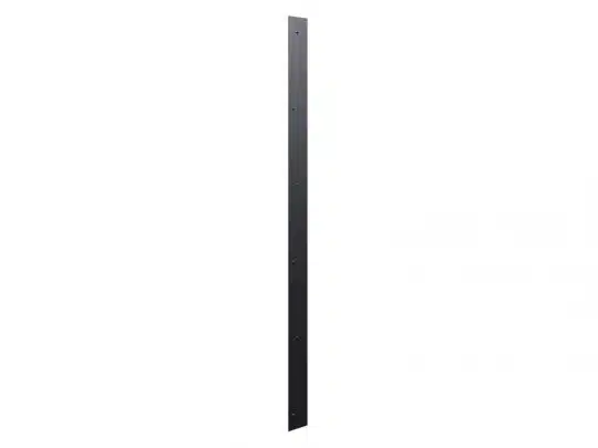 Schwarze Metall-Strebe "Montageschiene" - lang und schmal, mit regelmäßig angeordneten Löchern, steht vertikal vor weißem Hintergrund. Ideal zum Befestigen oder Verbinden von Bauteilen; als Montageschiene günstig kaufen oder mieten.