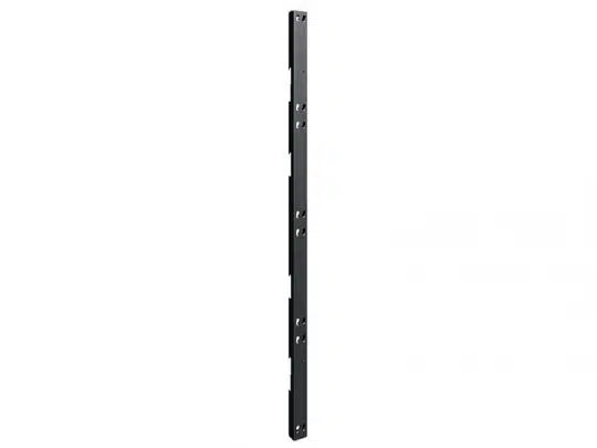 Schwarze, lange Metallhalterung (Metall-Aufnahmeleiste) mit mehreren gleichmäßig verteilten rechteckigen Ausschnitten und Bohrlöchern zum Befestigen; ideal zum Kaufen oder Mieten, abgebildet vor weißem Hintergrund.