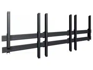 Schwarze Metall-Wandhalterung mit mehreren vertikalen und horizontalen Streben, geeignet zur Montage von drei Flachbildschirmen oder Fernsehern nebeneinander; ideal für die professionelle Bildschirminstallation - die Monitor Wandhalterung Triple, zum Mieten oder Kaufen.