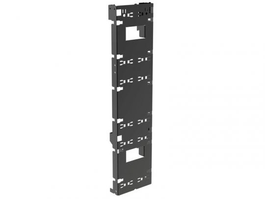 Modularer Montagewinkel aus schwarzem Metall, rechteckig und flach mit mehreren Aussparungen und Schlitzen; ideal als Befestigungs- oder Stützelement in Montagesystemen, zum Mieten oder Kaufen erhältlich.