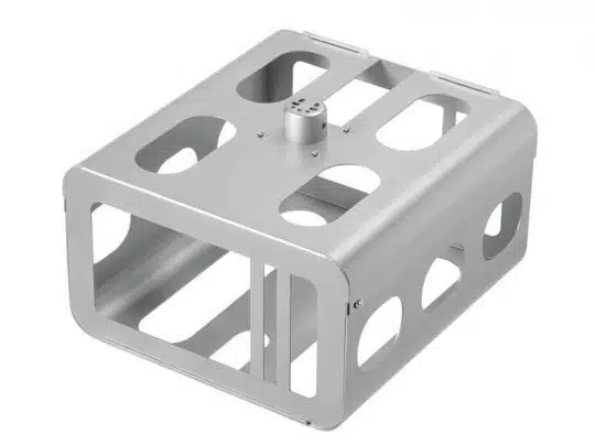 Rechteckige, silberne Metallhalterung mit mehreren Aussparungen und einer runden Befestigung oben - ideal zum Montieren von elektronischen oder mechanischen Komponenten, Produkt jetzt kaufen oder mieten.