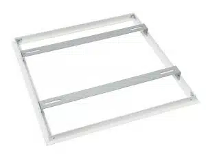 Metall-Deckenrahmen Quadrat, weißer Rand, mit zwei parallelen Querstreben - ideal als Träger für Deckenplatten oder Lichtpaneele. Das minimalistische Metallprofil eignet sich perfekt zum Kauf oder zur Miete für individuelle Raumgestaltung.