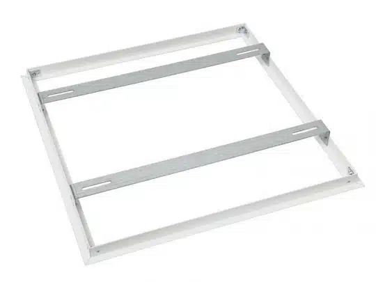 Metall-Deckenrahmen Quadrat, weißer Rand, mit zwei parallelen Querstreben - ideal als Träger für Deckenplatten oder Lichtpaneele. Das minimalistische Metallprofil eignet sich perfekt zum Kauf oder zur Miete für individuelle Raumgestaltung.