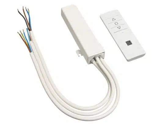 Weißer elektronischer Controller mit mehreren offenen Kabeln und einer weißen Fernbedienung mit vier Richtungstasten und einem Power-Symbol - ideal zum Mieten oder Kaufen, perfekt für die Steuerung verschiedenster Geräte.