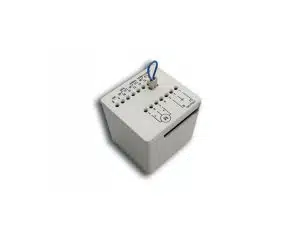 Weißes elektronisches Relaismodul mit beschrifteten Anschlussklemmen und einem blauen Jumper-Kabel oben eingesteckt, abgebildet auf weißem Hintergrund - perfekt geeignet zum Kaufen oder Mieten für Elektronikprojekte.