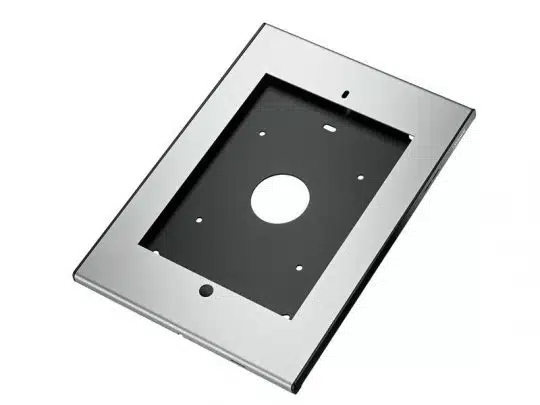 Gebürstete Metallwandplatte mit rechteckiger Form und zentralem Rundloch, umgeben von mehreren kleinen Befestigungslöchern; ideal zum Abdecken von Elektro- oder Geräteanschlüssen in Miet- oder Kaufobjekten. Die Platte hat eine gebürstete Oberfläche und leicht abgeschrägte Kanten für ein modernes Design.