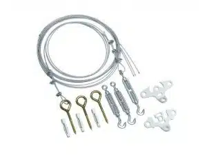 Wire Cable Hanging Kit mit aufgerollten Stahlseilen, Metallhaken, Spannschlössern, Ösenschrauben, Dübeln und Befestigungswinkeln - alle Teile übersichtlich auf weißem Hintergrund angeordnet. Ideal zum Mieten oder Kaufen für sichere Befestigungen und Aufhängungen.