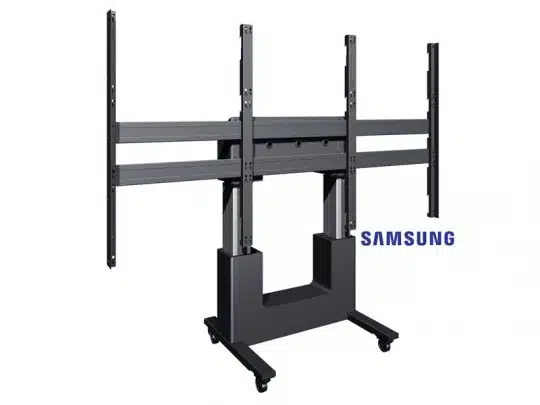 Schwarzer, mobiler TV-Ständer mit Rollen und verstellbaren Metallhalterungen für einen großen Flachbildschirm; ideal zum Mieten oder Kaufen. Rechts ist das Samsung-Logo sichtbar.