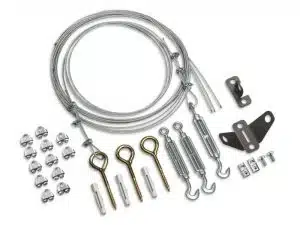 Stahlseil-Aufhängeset mit Metallkabeln, Spannschrauben, Ringschrauben, Haken, Dübeln, Seilklemmen und Montagewinkeln - alle Teile ordentlich auf weißem Hintergrund angeordnet; ideal zum Mieten oder Kaufen für flexible Befestigungslösungen.