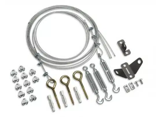 Stahlseil-Aufhängeset mit Metallkabeln, Spannschrauben, Ringschrauben, Haken, Dübeln, Seilklemmen und Montagewinkeln - alle Teile ordentlich auf weißem Hintergrund angeordnet; ideal zum Mieten oder Kaufen für flexible Befestigungslösungen.