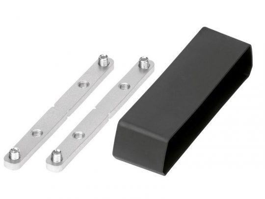 Zwei silberne Metalldoppel-Stromschienen (Busbars) mit Gewindebolzen und einer rechteckigen schwarzen Kunststoffabdeckung auf weißem Hintergrund - ideale Komponenten zum Mieten oder Kaufen für elektrische Projekte.