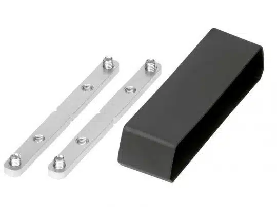 Zwei silberne Metalldoppel-Stromschienen (Busbars) mit Gewindebolzen und einer rechteckigen schwarzen Kunststoffabdeckung auf weißem Hintergrund - ideale Komponenten zum Mieten oder Kaufen für elektrische Projekte.