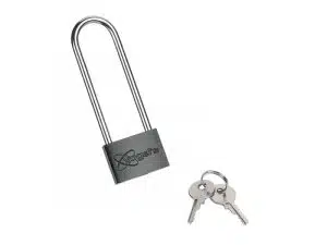Xogers Vorhängeschloss mit langem Bügel aus silbernem Metall, daneben zwei silberne Schlüssel am Schlüsselring - robustes Sicherheitsschloss zum Kaufen oder Mieten, ideal für vielseitige Einsatzzwecke.