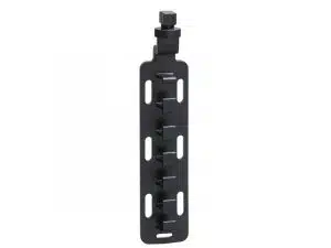 Schwarze Metallhalterung mit rechteckiger Basis, mehreren Einkerbungen in der Mitte und je zwei länglichen Befestigungslöchern an den Seiten; oben ist ein quadratischer Drehknopf angebracht. Das FlexFix Universal-Bracket eignet sich ideal zum Mieten oder Kaufen für flexible Anwendungen, z. B. zur sicheren Montage von Geräten oder Zubehör.