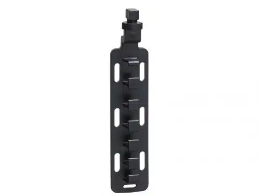 Schwarze Metallhalterung mit rechteckiger Basis, mehreren Einkerbungen in der Mitte und je zwei länglichen Befestigungslöchern an den Seiten; oben ist ein quadratischer Drehknopf angebracht. Das FlexFix Universal-Bracket eignet sich ideal zum Mieten oder Kaufen für flexible Anwendungen, z. B. zur sicheren Montage von Geräten oder Zubehör.