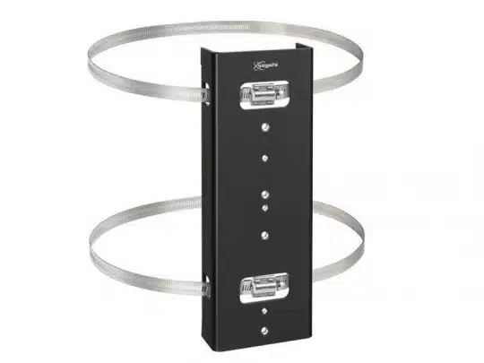 Schwarze, rechteckige Metall-Montagehalterung mit zwei verstellbaren Stahlbändern zum Befestigen von Geräten wie Antennen oder Kameras an einem Mast - ideal zum Kaufen oder Mieten für flexible Einsätze.