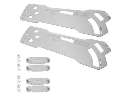 Zwei identische, flache Platten aus silbernem Metall mit geschwungenen Aussparungen und mehreren Löchern, dazu vier kleinere Metallteile und acht runde Befestigungen - ideal als Montageplatte für verschiedene Anwendungen; alle Teile ordentlich auf weißem Hintergrund angeordnet. Perfekt zum Mieten oder Kaufen.