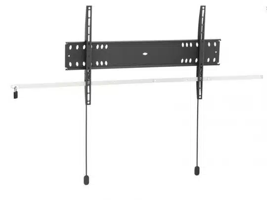 Schwarze TV Wandhalterung, Modell "Black flat-screen TV wall mount bracket", mit mehreren Befestigungslöchern, zwei vertikalen Tragarmen, einer stabilen horizontalen Metallstange und zwei herunterhängenden Zugbändern mit Kunststoffenden für einfache Entriegelung - ideal für moderne Flachbildfernseher zum Kaufen oder Mieten.