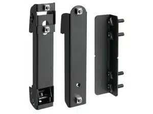 Drei schwarze Metall-Halterungen (Brackets) mit mehreren Schrauben und Bolzen liegen nebeneinander, ideal zum Montieren oder Verbinden von Bauteilen - perfekt zum Kaufen oder Mieten für Montageprojekte.
