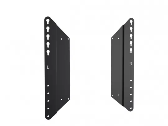 Zwei schwarze Metallwinkel der Marke "Universal Mounting Bracket" liegen sich auf weißem Hintergrund gegenüber; der linke Winkel ist mit "L", der rechte mit "R" beschriftet. Beide Halterungen verfügen über mehrere Montagelöcher und eignen sich optimal zum Befestigen oder Montieren von Regalen, Möbeln oder technischen Geräten. Ideal zum Kauf oder zur Miete für verschiedene Projekte.