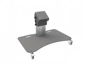 Grauer Metall-Rollständer mit breitem Standfuß, zwei Griffen, vier Lenkrollen und schrägem Montagebügel an einer senkrechten Stütze - ideal als mobiler Equipment-Wagen zum Mieten oder Kaufen.