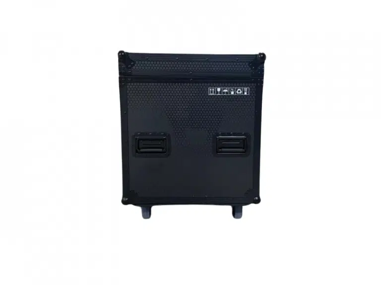 Der Unilumin URMIII Case - URMIII Stacking Base Case (Neuware) ist ein großer, schwarzer, rechteckiger Transportkoffer mit strukturierter Oberfläche, vorderen Griffen, verstärkten Ecken und kurzen Standfüßen. Perfekt zum Kauf oder zur Miete. Der Koffer steht auf einem weißen Hintergrund.