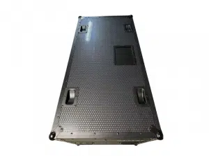 Das Unilumin URMIII Case - URMIII Stacking Base Case (Neuware) ist ein großes, rechteckiges, schwarzes Flightcase mit Wabenmuster, vier stabilen Rollen und silbernem Eckenschutz. Das robuste Transportcase steht auf einem weißen Hintergrund und eignet sich ideal für die sichere Lagerung oder den Transport von Technik-Equipment - perfekt zum Mieten oder Kaufen.
