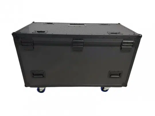Unilumin URMIII Stacking Base Case (Neuware) - robuster, schwarzer Transportkoffer mit verstärkten Ecken, stabilen Metallverschlüssen und seitlichen Griffen; steht auf vier blauen Rollen vor weißem Hintergrund. Ideal zum sicheren Transport von LED-Displays, geeignet zum Kaufen oder Mieten.