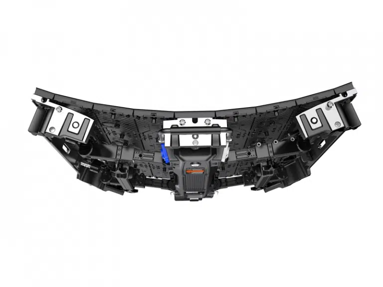 Rückansicht des LED Wand Moduls Unilumin URMIII 2.6 MK2 Pro Flex XS, 2,6mm Pixelabstand; zu sehen sind schwarze und metallene Halterungen, Steckverbinder und Montageelemente - ideal zur Miete für Veranstaltungen und Events.