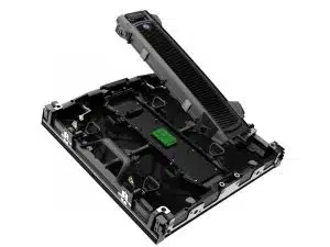 Schwarzes, rechteckiges elektronisches Gerät mit aufgeklapptem Deckel; im Inneren sind technische Bauteile und eine grüne Platine sichtbar. Das moderne Gehäuse eignet sich ideal zum Mieten oder Kaufen für professionelle Anwendungen, wie Mess-, Steuer- oder Kontrollsysteme.