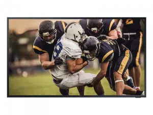Samsung The Terrace 75 Zoll Outdoor 4K QLED-TV auf einem grünen Fußballfeld im Einsatz; Fußballspieler liefern sich ein spannendes Spiel, während Zuschauer überlegen, den wetterfesten Fernseher für hochauflösende Sportübertragungen im Freien zu mieten. SEO-relevante Begriffe: Samsung The Terrace, 75 Zoll Outdoor 4K QLED-TV, wetterfester Fernseher mieten, Fußballspiel auf Großbildschirm.